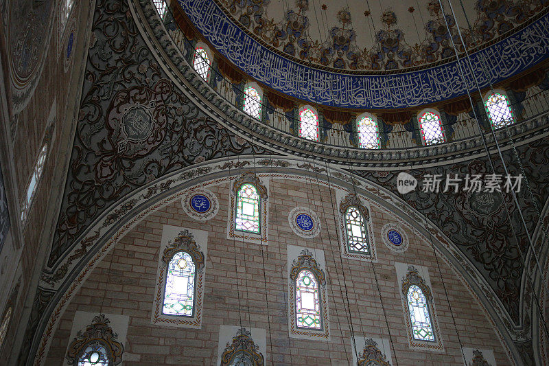 来自Edirne Yildirim Beyazit清真寺内部的建筑部分，圆顶，天花板装饰，墙壁，窗户